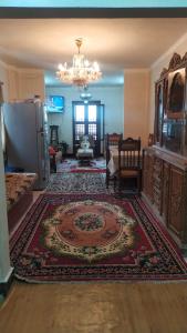 uma sala de estar com um tapete no chão em Ismailia - Elnouras compound em Ismailia
