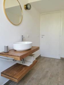 łazienka z umywalką i lustrem na ścianie w obiekcie Casa Gaeta w mieście Gaeta