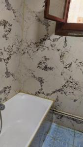 伊斯梅利亞的住宿－Ismailia - Elnouras compound，浴室配有白色浴缸和大理石墙。