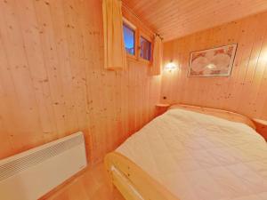 a small bedroom with a bed and a window at Appartement Les Saisies, 2 pièces, 8 personnes - FR-1-594-41 in Hauteluce