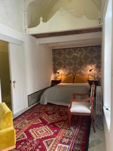 um quarto com uma cama grande e um tapete vermelho em Maison typique de la médina em Tunes