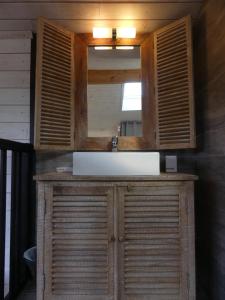 A bathroom at Gites Arnoult