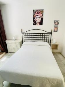 1 dormitorio con 1 cama blanca con manta blanca en Joy Beach B&B en Torremolinos