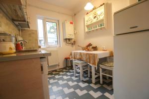 uma pequena cozinha com um lavatório e uma mesa em Casa Dell'Edera em Bucareste