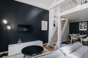uma sala de estar com um sofá e uma cama alta em CLASSIC JOURNEY duplex centre ville Cholet em Cholet