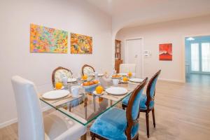 een eetkamer met een glazen tafel en stoelen bij Gemma di Zagara Apartment in Sorrento