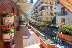 een balkon met potplanten op een gebouw bij Gemma di Zagara Apartment in Sorrento