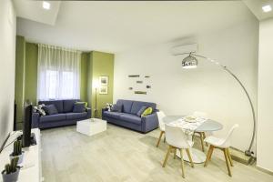 ein Wohnzimmer mit 2 blauen Sofas und einem Tisch in der Unterkunft Casa Arthemisia in Sorrent