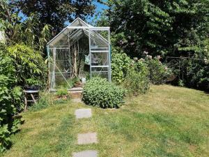 a greenhouse in the middle of a garden at An oasis of calm next to M'cr City Centre + Parking in Manchester