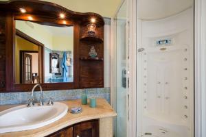 A bathroom at Villa Turtle