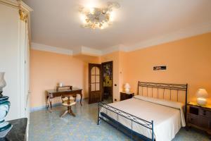 A bed or beds in a room at Villa Turtle