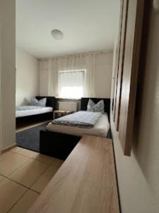 Posteľ alebo postele v izbe v ubytovaní Top of Hostel &Serviced Aparts SEBO Pension