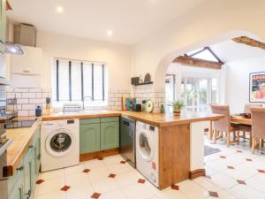 a kitchen with a washer and dryer at 2 Dove Cottage in Uttoxeter