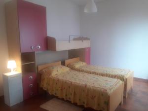 1 dormitorio con 2 camas y 1 litera en I Paoletti apartment! en Quartu SantʼElena