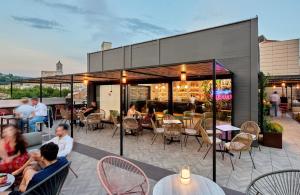 un grupo de personas sentadas en sillas en un patio en Hotel Gran Ultonia, en Girona
