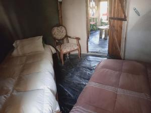 1 dormitorio con 1 cama y 1 silla en una habitación en Casa Madre en Villa Yacanto