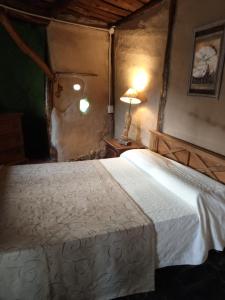 1 dormitorio con 1 cama blanca grande en una habitación en Casa Madre en Villa Yacanto