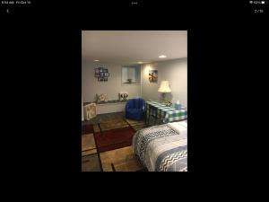 ボルチモアにあるGateway en-suite bedroom only one bed next jhuのベッドと机と椅子のある寝室 +1枚の写真