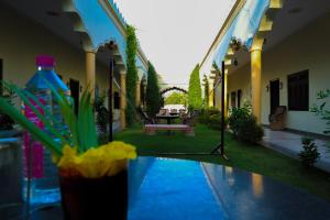 vistas a un patio con piscina en Hotel Mewad Haveli Pushkar, en Pushkar