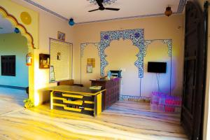 TV a/nebo společenská místnost v ubytování Hotel Mewad Haveli Pushkar