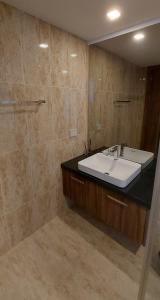 Koupelna v ubytování Grand Avenue Pattaya - Luxury Suite - 2 bedroom 2 baths - Pool-view