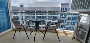 Balkón nebo terasa v ubytování Grand Avenue Pattaya - Luxury Suite - 2 bedroom 2 baths - Pool-view