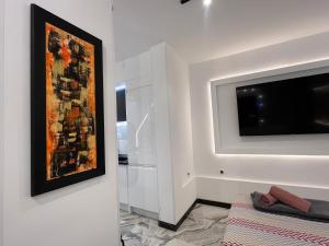Telewizja i/lub zestaw kina domowego w obiekcie BS4 suite Luxury Madrid centro