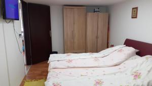Tempat tidur dalam kamar di Berta Apartman