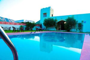 una gran piscina frente a un edificio en Hotel Mewad Haveli Pushkar en Pushkar
