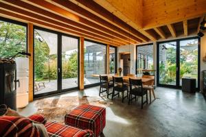 - un salon avec une table, des chaises et des fenêtres dans l'établissement Ferienhaus Haus Übersee, à Schwarz