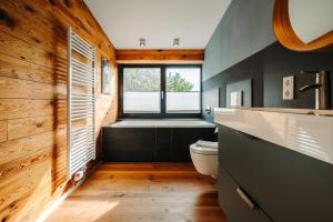 Ένα μπάνιο στο Ferienhaus Haus Übersee +34 φωτογραφίες