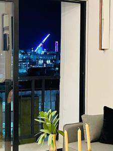 a living room with a view of a city at night at Hermoso Departamento de Lujo cerca del Auditorio Telmex in Guadalajara