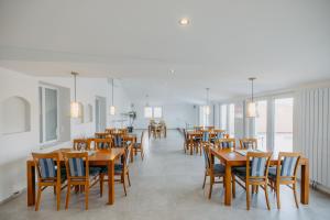 une salle à manger avec des tables et des chaises en bois dans l'établissement Villa SEEhnsucht, à Jois