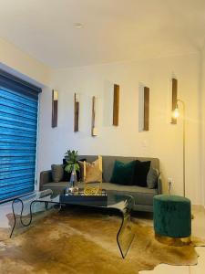 a living room with a couch and a coffee table at Hermoso Departamento de Lujo cerca del Auditorio Telmex in Guadalajara +40 photos