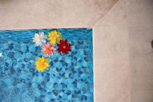 a painting of flowers in a swimming pool at 49 Sunrise Lodge in Għajnsielem