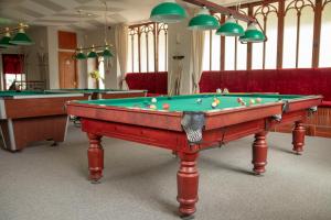 Biliár nebo kulečník v ubytování Pegasa Pils Spa Hotel