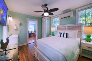 een slaapkamer met een bed en een plafondventilator bij Westwinds Inn in Key West