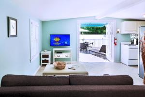 un soggiorno con divano e cucina di Westwinds Inn a Key West