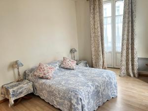 Кровать или кровати в номере Appartement Bord des quais 1er étage centre ville