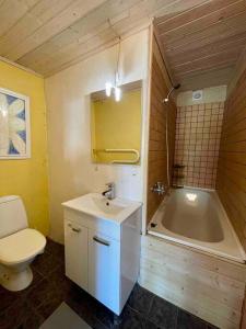 Koupelna v ubytování Peaceful retreat in an ecological city apartment