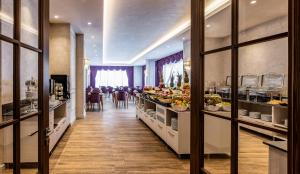 een buffet in een restaurant met een eetkamer bij Carina Gold Hotel in Istanbul