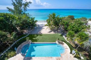 Vista de la piscina de Seabreeze #8 by Grand Cayman Villas & Condos o alrededores