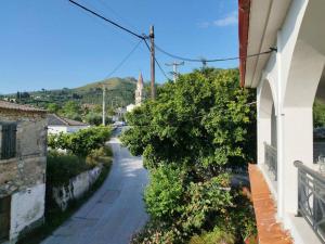 - Vistas a la calle desde un edificio en Ευρύχωρη και φωτεινή κατοικία στη Ζάκυνθο en Makhairádhon