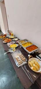 einen Tisch mit vielen verschiedenen Lebensmitteln in der Unterkunft A S Suites in Angra dos Reis