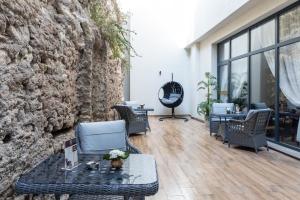 een patio met rieten meubels en een stenen muur bij Carina Gold Hotel in Istanbul
