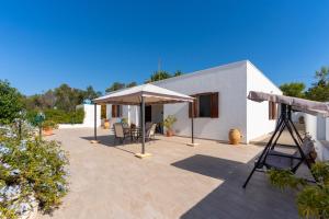 un patio con una tienda y una cámara frente a un edificio en Villa Fioralba, en Castrignano del Capo