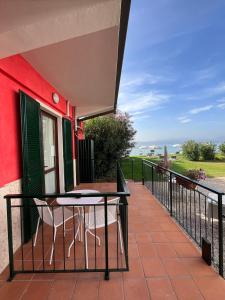 a patio with a table and chairs on a balcony at Hotel Saviola in Sirmione