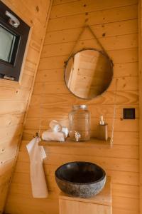 ein Badezimmer mit einem Waschbecken in einer Holzhütte in der Unterkunft Diamond Cabin Orava in Párnica