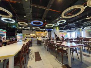 een eetkamer met tafels en stoelen in een restaurant bij Lovely Vivacity Jazz 2 Cozy Condo 2 Card LV6B in Kuching