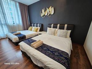 een slaapkamer met 2 bedden en een muur bij Lovely Vivacity Jazz 2 Cozy Condo 2 Card LV6B in Kuching